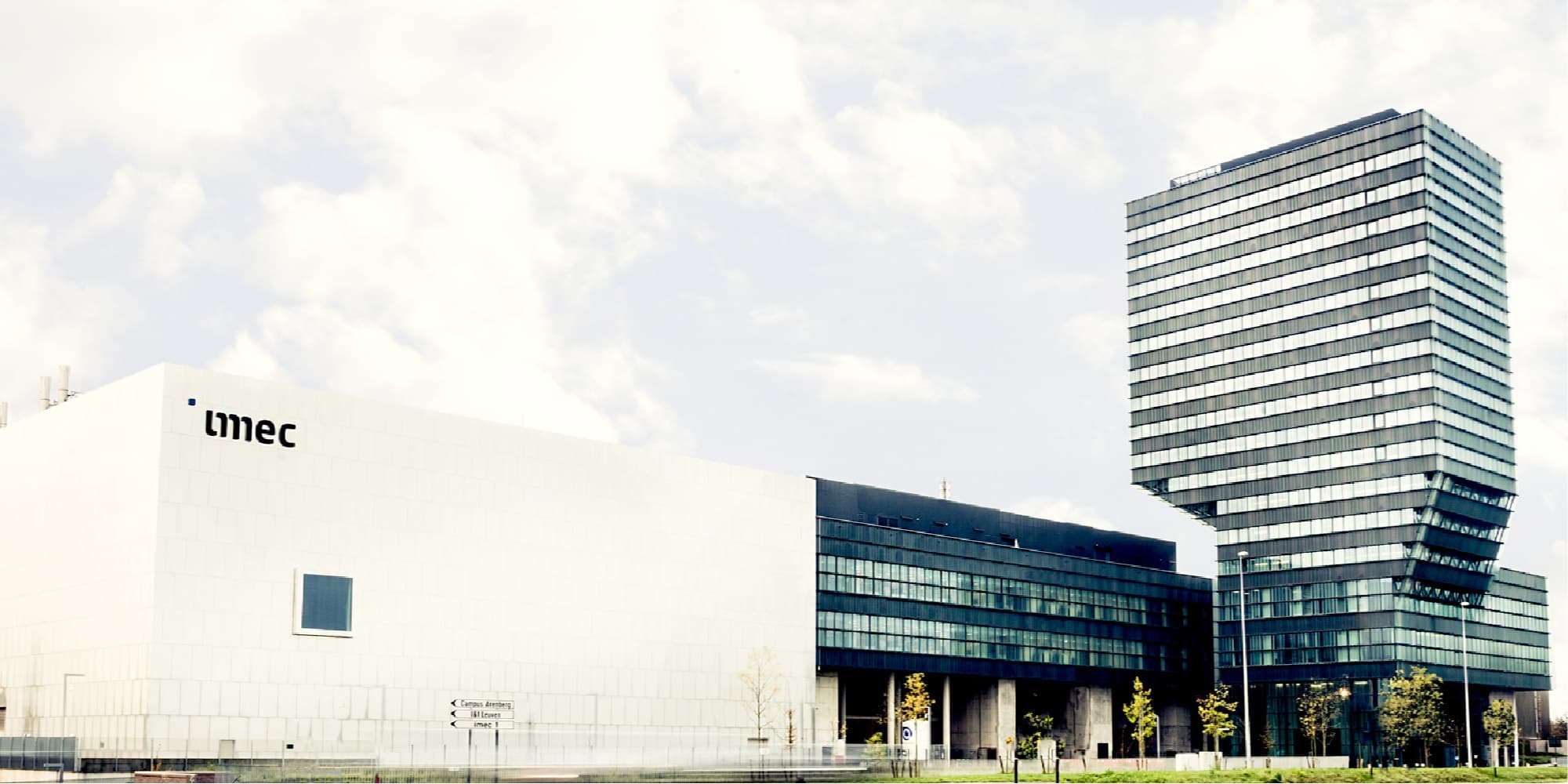 imectower imec-campusgebouw met de hoge gestreepte toren naast de witte voorgevel