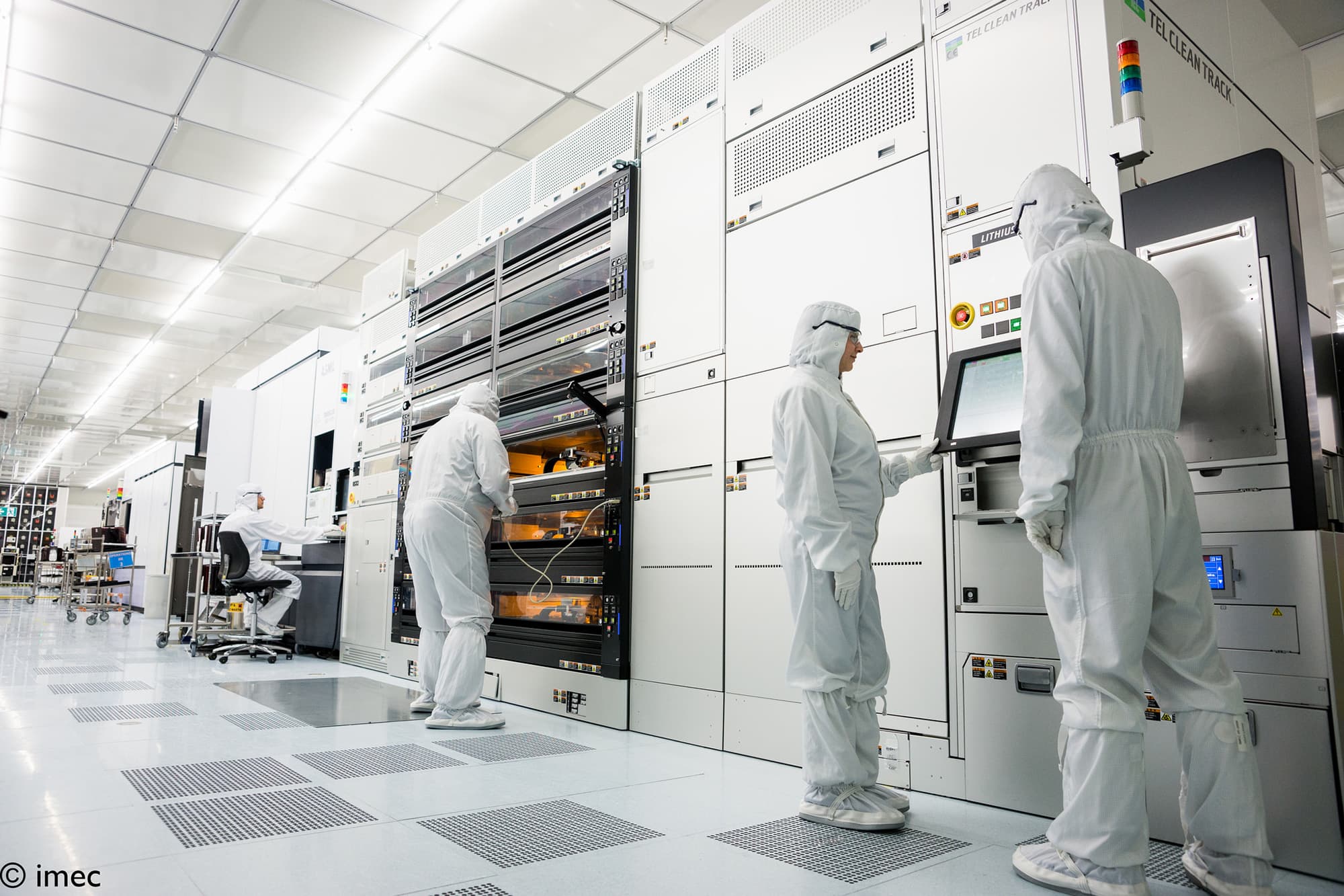 People working in a cleanroom lab Test alt