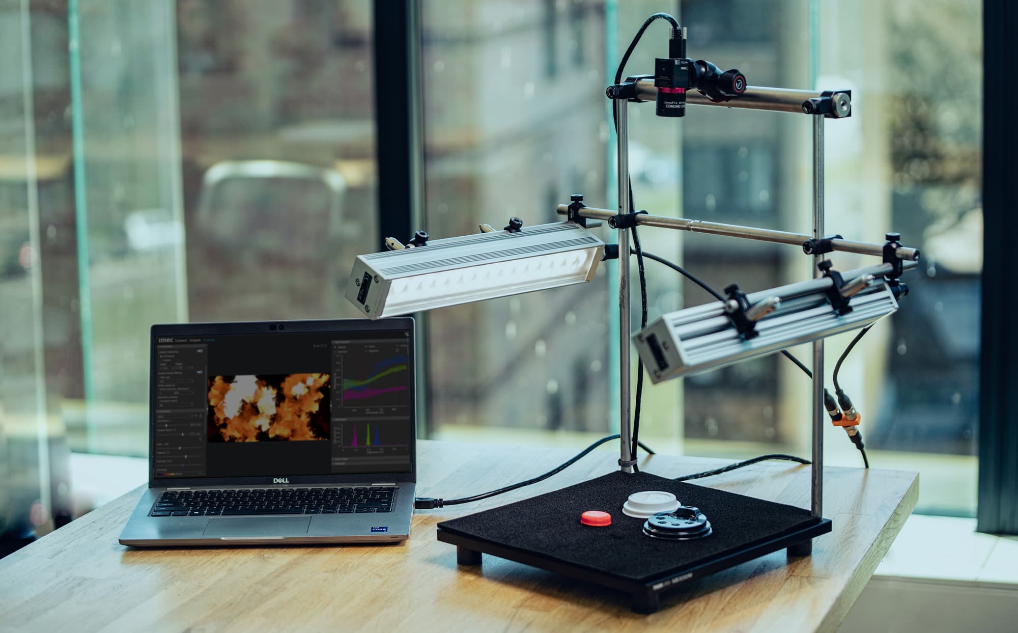 Snapshot-vis Hyperspectral camera setup with two LED light bars and a laptop displaying spectral analysis
