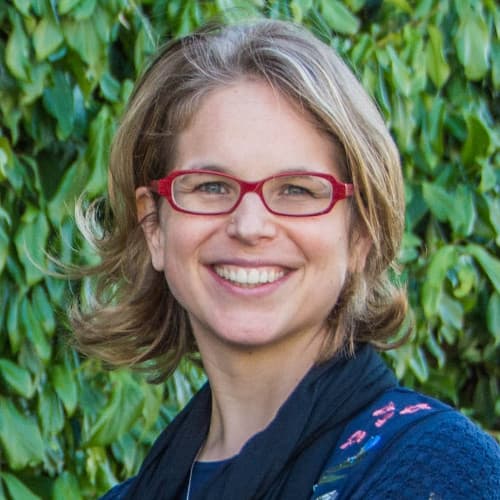 Portrait einer Frau vor grünem Hintergrund Willemijn Groenendaal, principal scientist at imec, smiling in front of green foliage