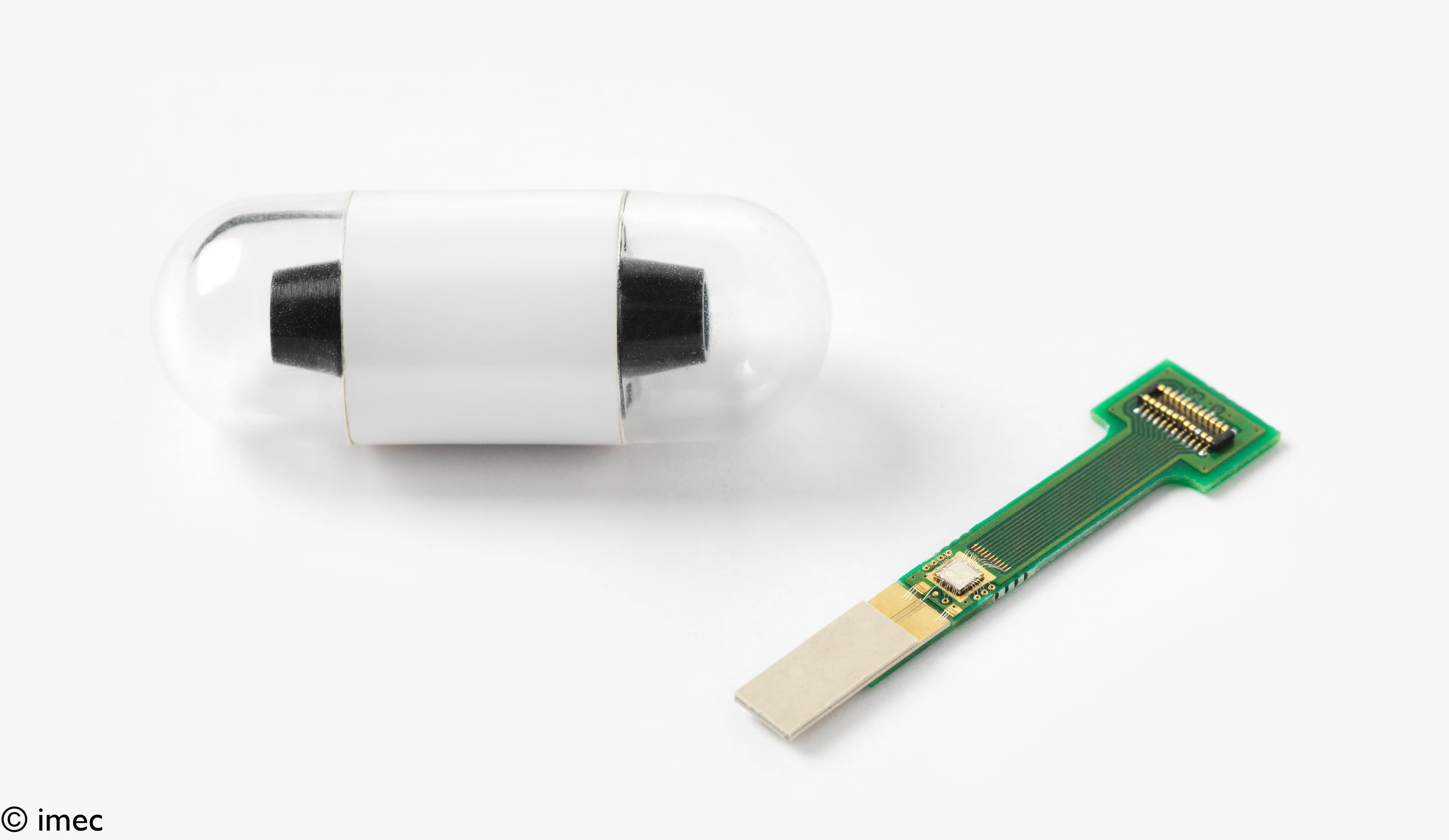 Mock-up schluckbare Kapsel und Prototyp-Transceiver Mock-up of an ingestible pill beside a prototype transceiver on a circuit board