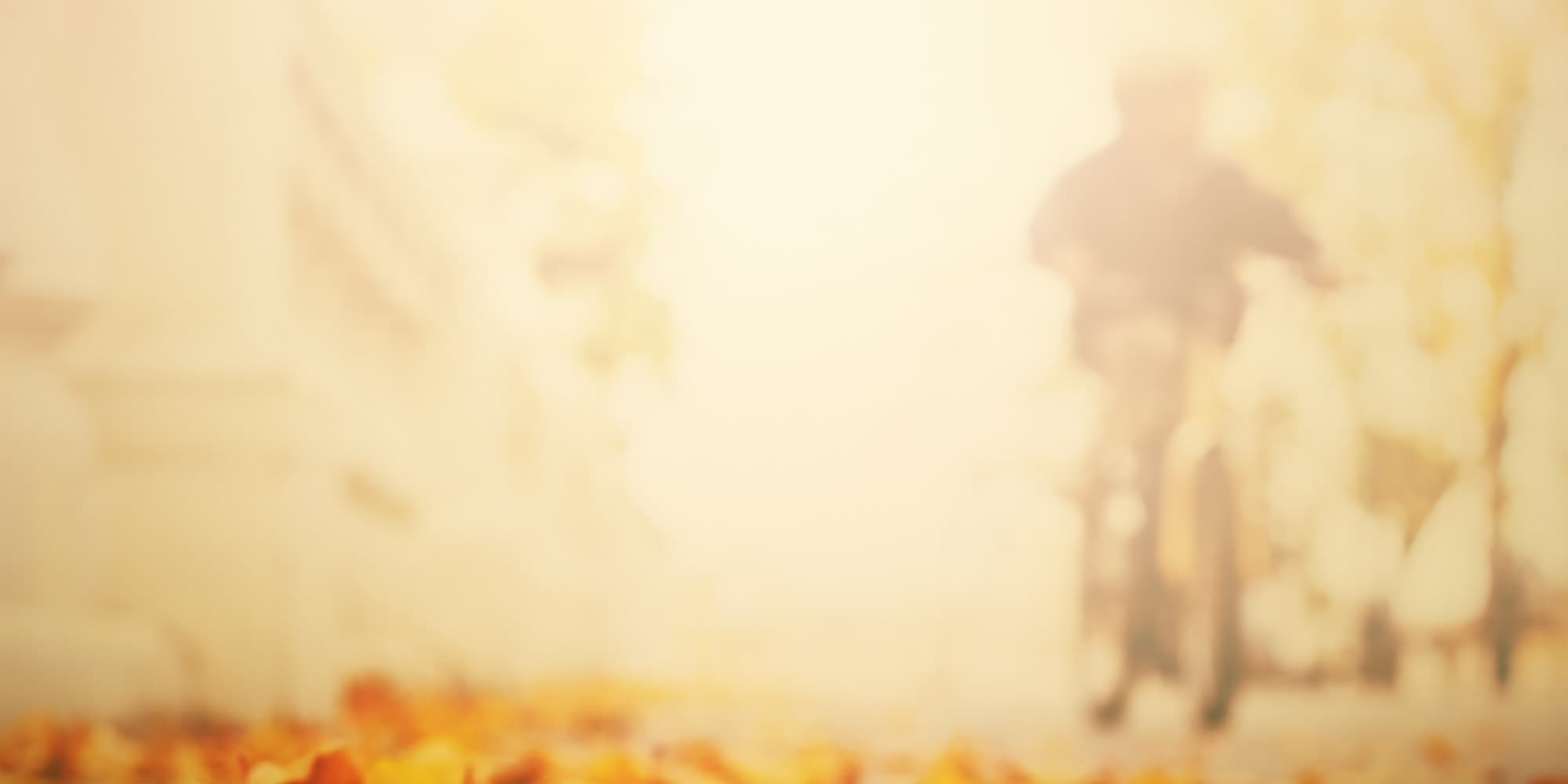 08-Column-luchtkwaliteit_1 Vage fietser die door een waas van smog en herfstbladeren rijdt