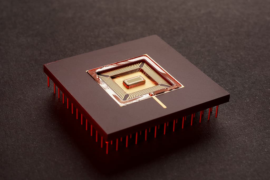 2019_ARQUIMEA_Procesadores_011 Custom microchip package with a visible die and gold bonding wires