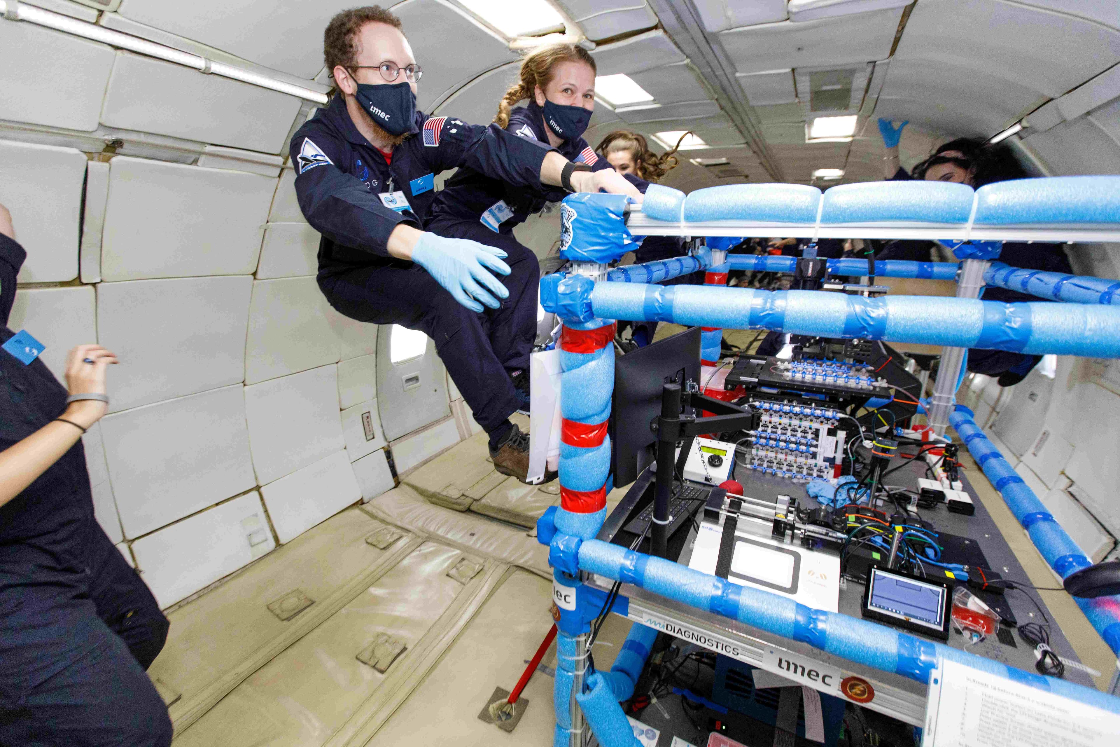20211118_Steve-Boxall_FLL_ZG583_Research_2109_1MB Researchers in a microgravity aircraft secure an imec LFI microscope setup inside a padded rack.