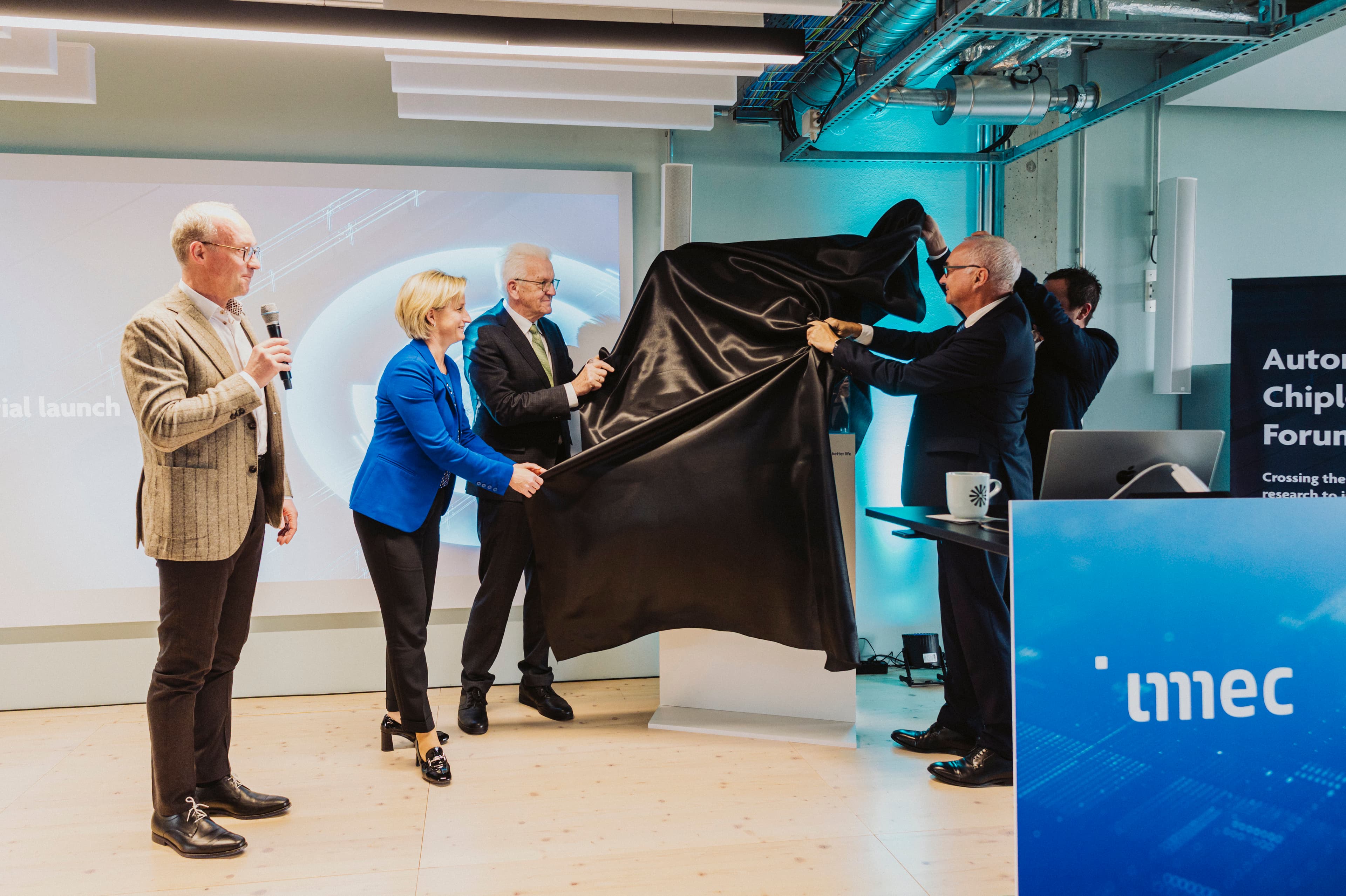 2025_6th_Automotive_Chiplet_Forum_imec_31 Officials unveiling a plaque during the imec Germany office launch event