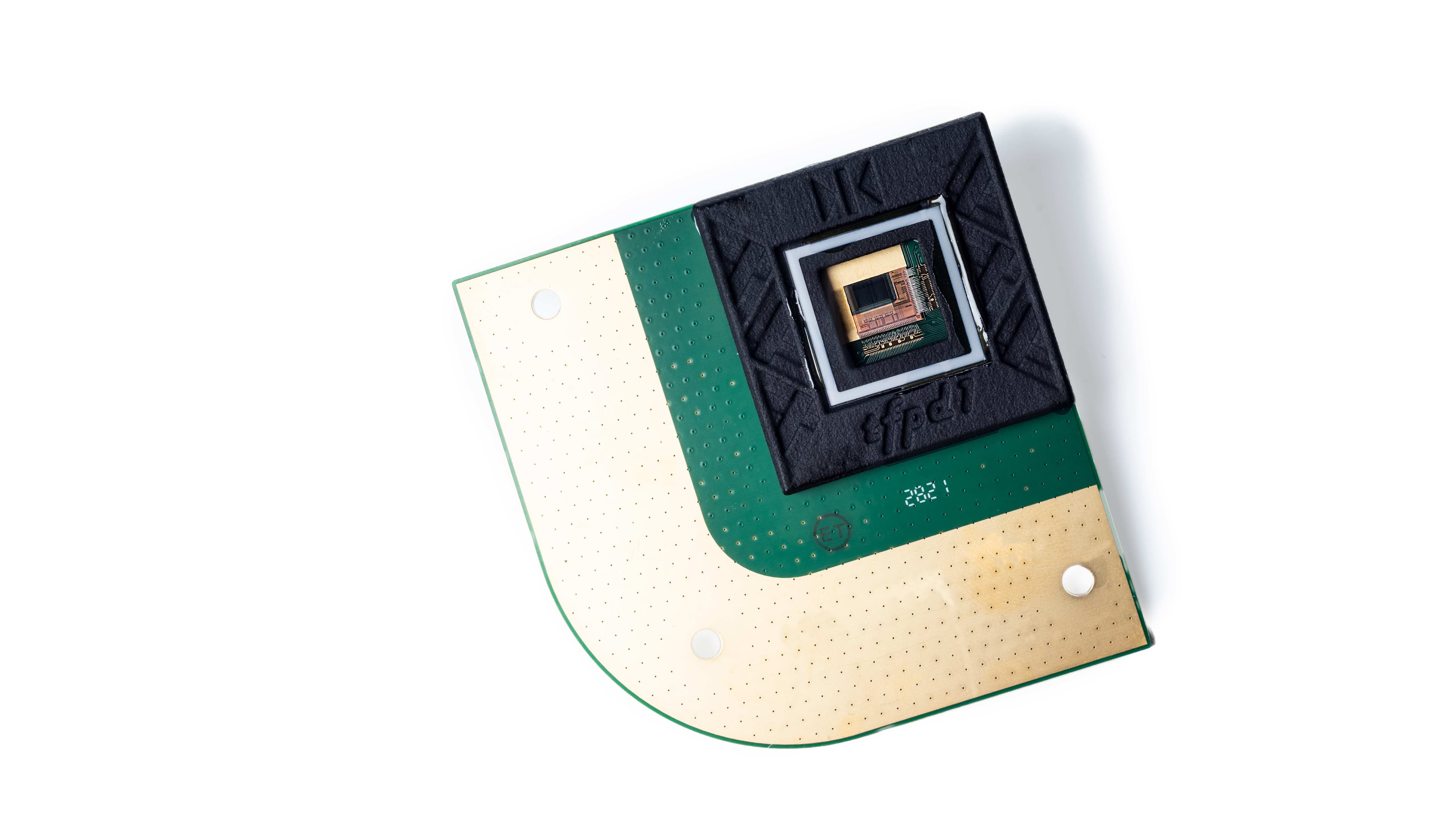 274-Thin-film-Pinned-Photodiode001_1mb Thin film pinned photodiode sensor chip on a circuit board package