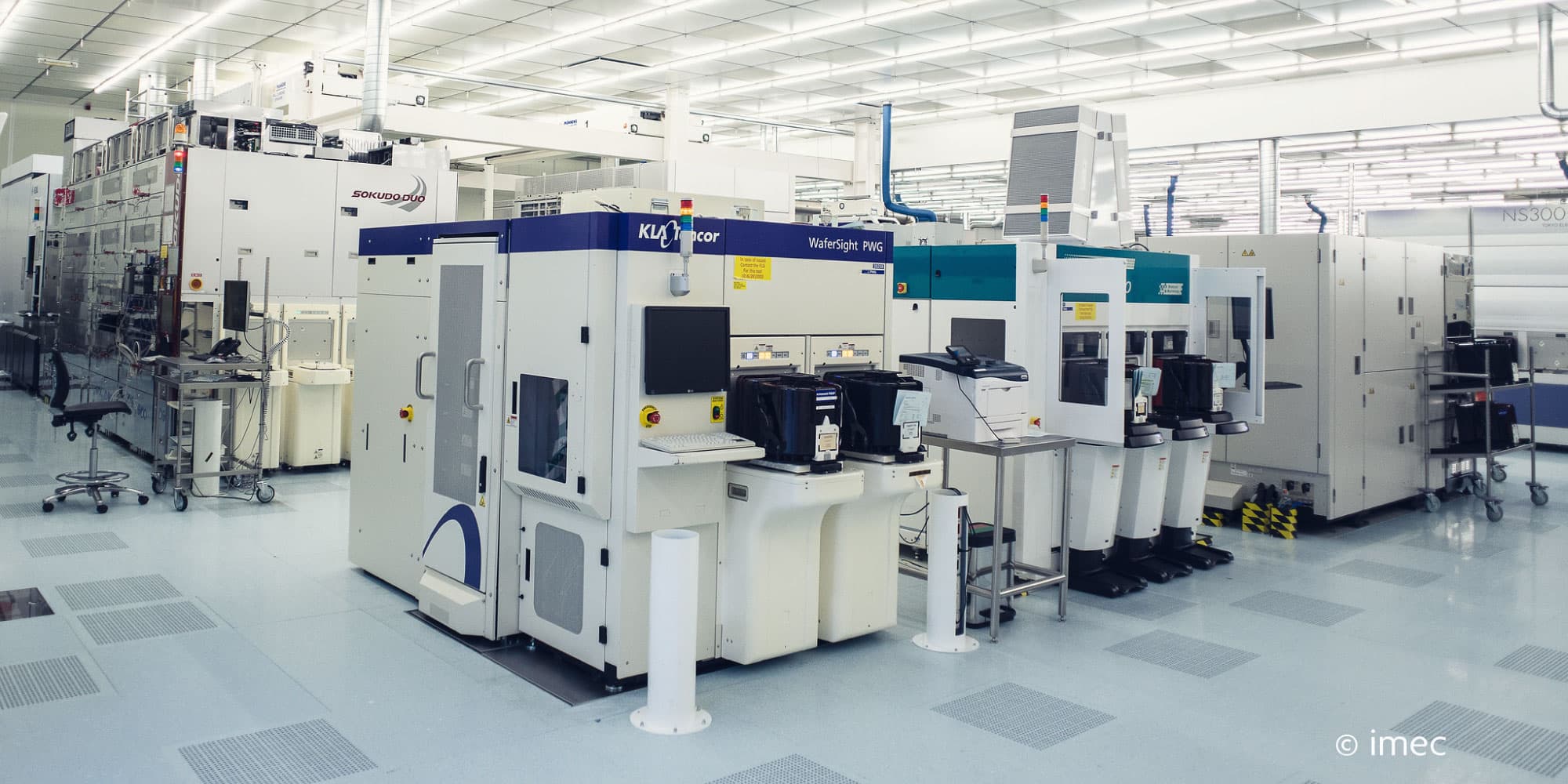 3D-SOC-design Cleanroom with semiconductor manufacturing equipment for 3D-SOC design work