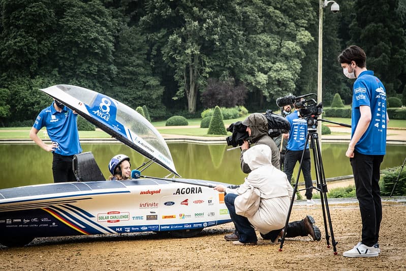 51367987454_b070e5c64b_c BluePoint Atlas-zonneauto tentoongesteld tijdens de Solar Challenge, met een cameraman die in de buurt filmt
