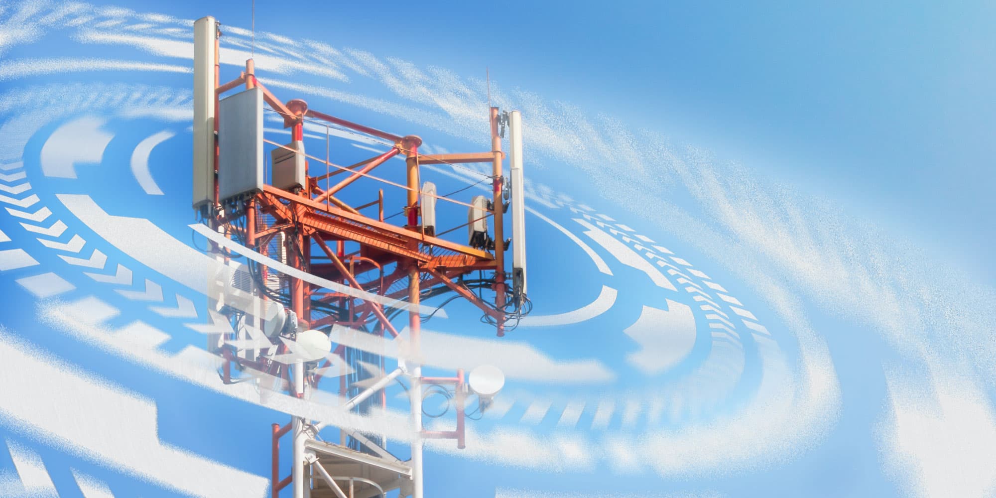 5g-onderzoek 5G-mast met antennepanelen tegen een blauwe lucht, met golvende signaalafbeeldingen eroverheen