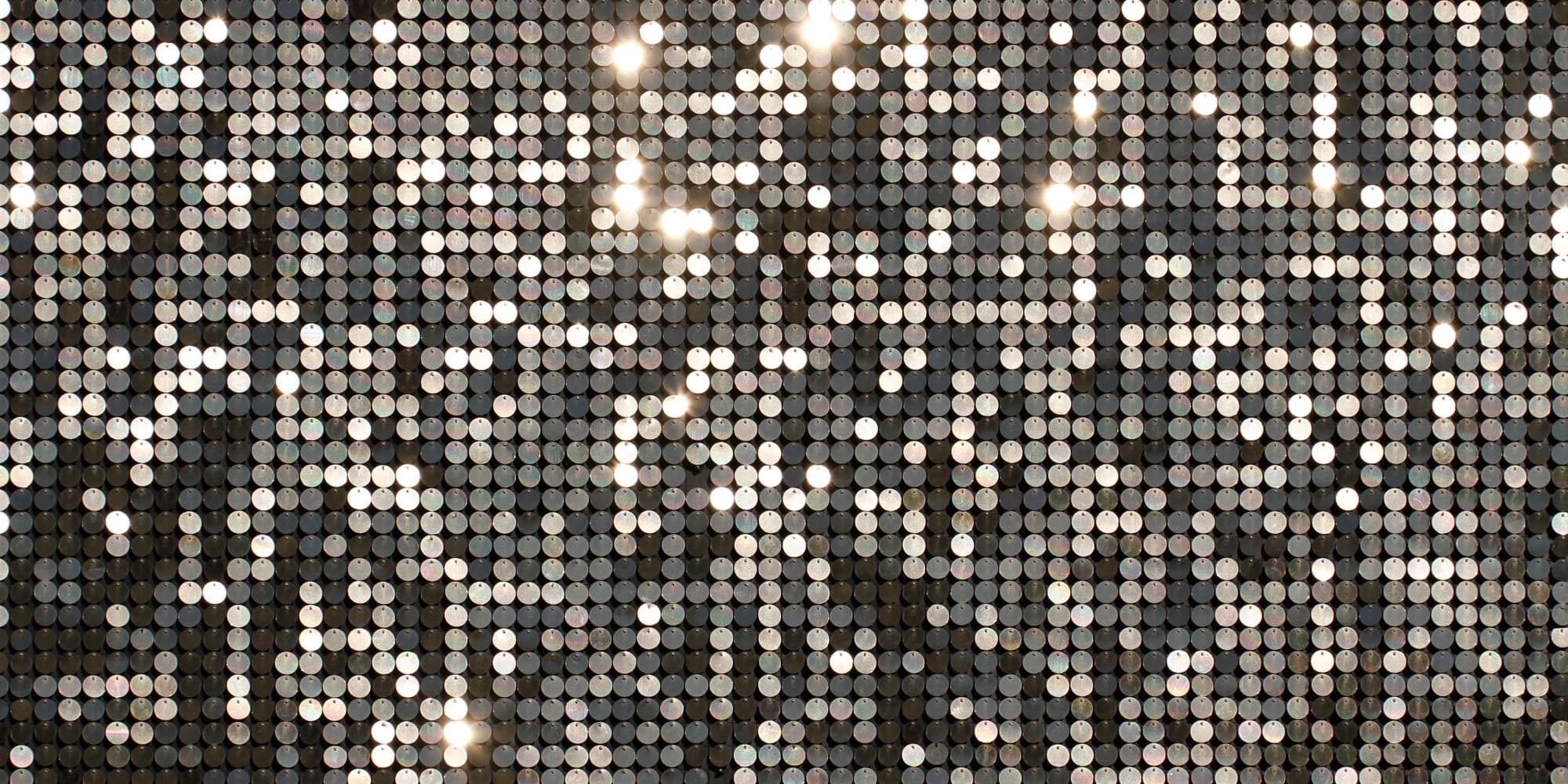 8.-GaN-vermogen-chips_1 Close-up of a grid of metallic chip-like circles reflecting light