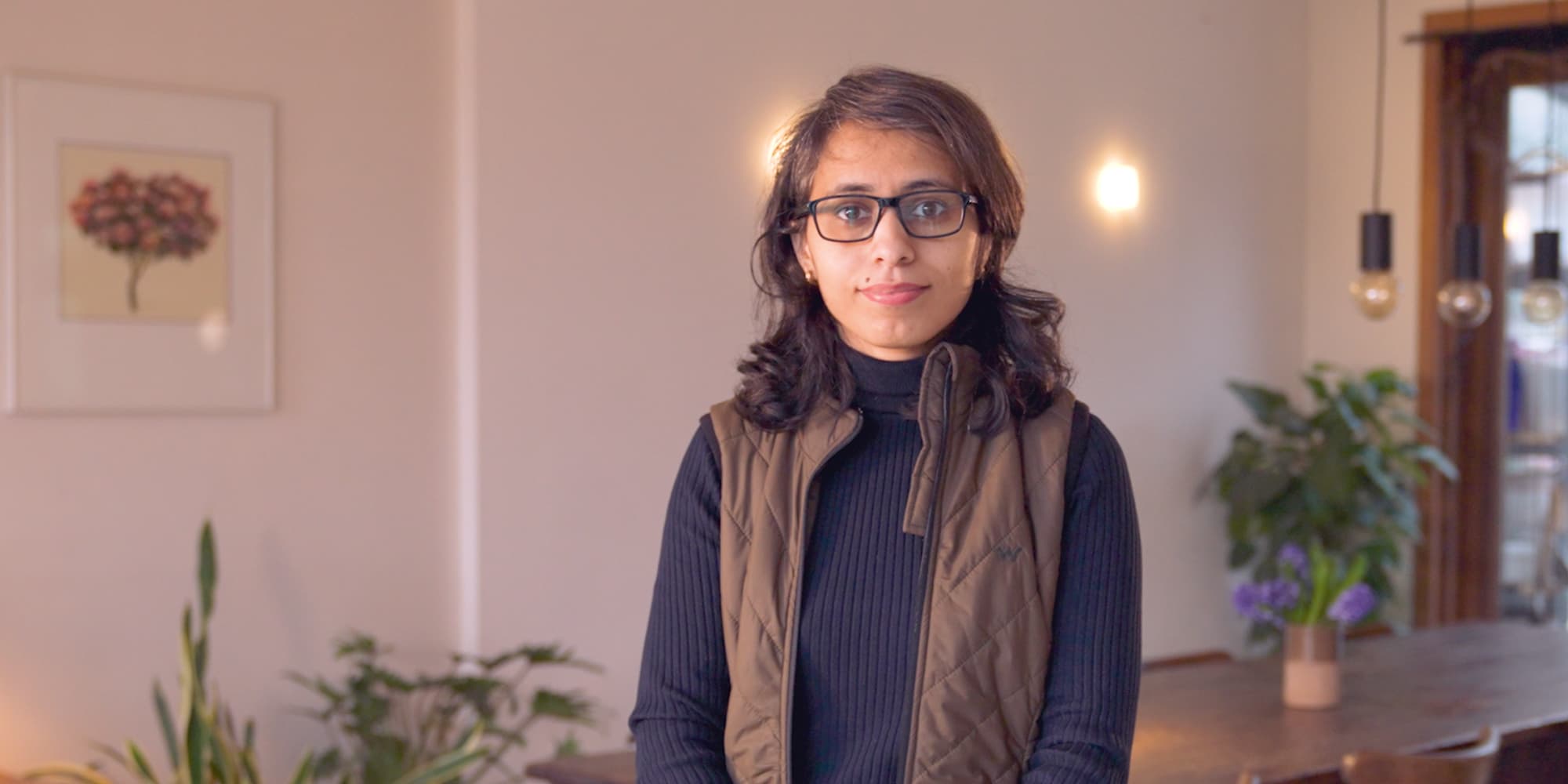 Aarti-Rathi Portret van Aarti Rathi die binnen staat en naar de camera kijkt
