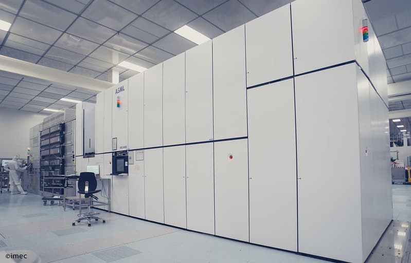 Advanced%20patterning_1 ASML lithography tool in imec’s cleanroom with technicians nearby