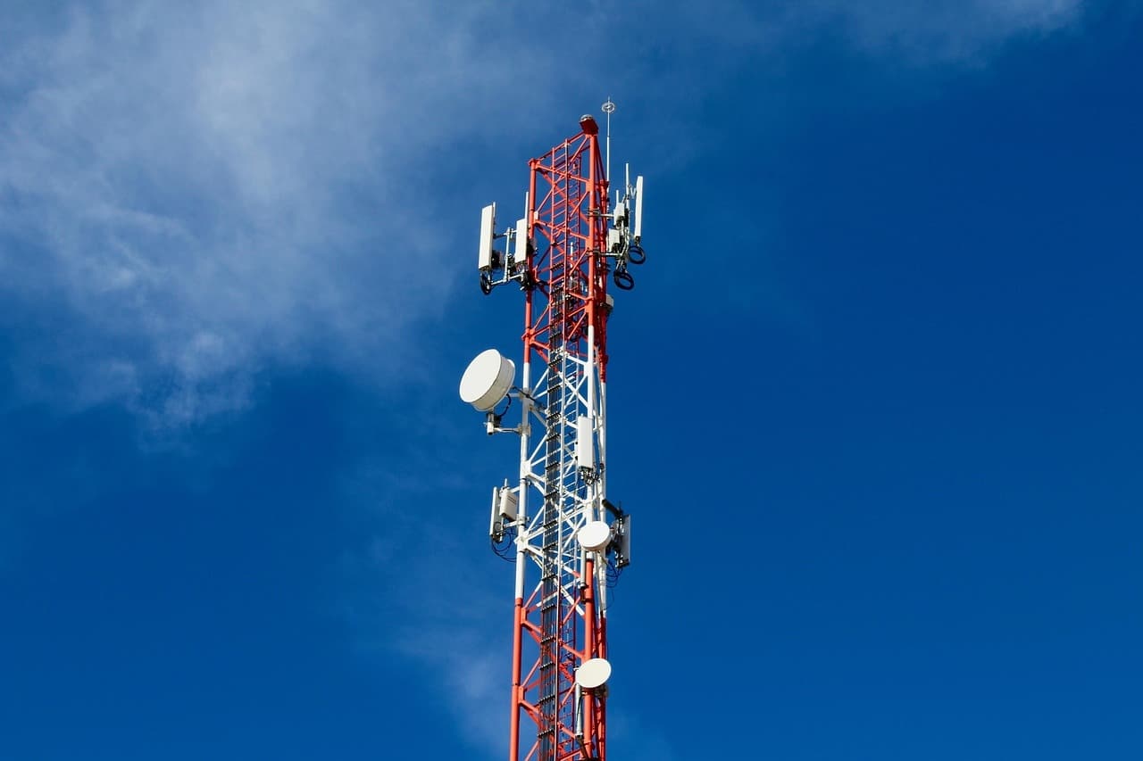 aerial-1880873_1280 Mobiele telefoontoren met antennes tegen een blauwe lucht