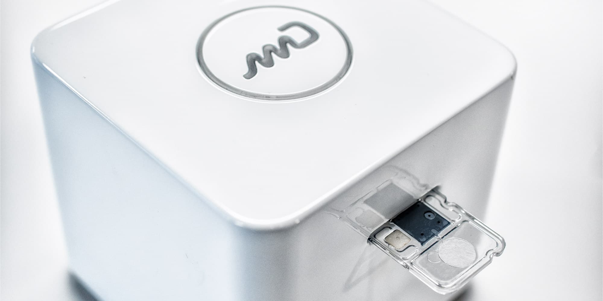 miDiagnostics silicon chip diagnostic device with cartridge miDiagnostics siliciumchipdiagnostiekapparaat met een cartridge in een wit handapparaat