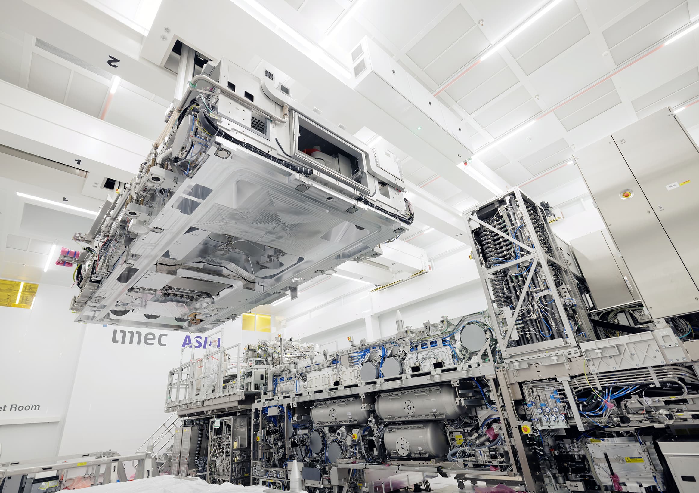 ASML_HighNA_cleanroom_Veldhoven_025_0 High-NA EUV lithography tool being assembled in a cleanroom at the imec-ASML lab