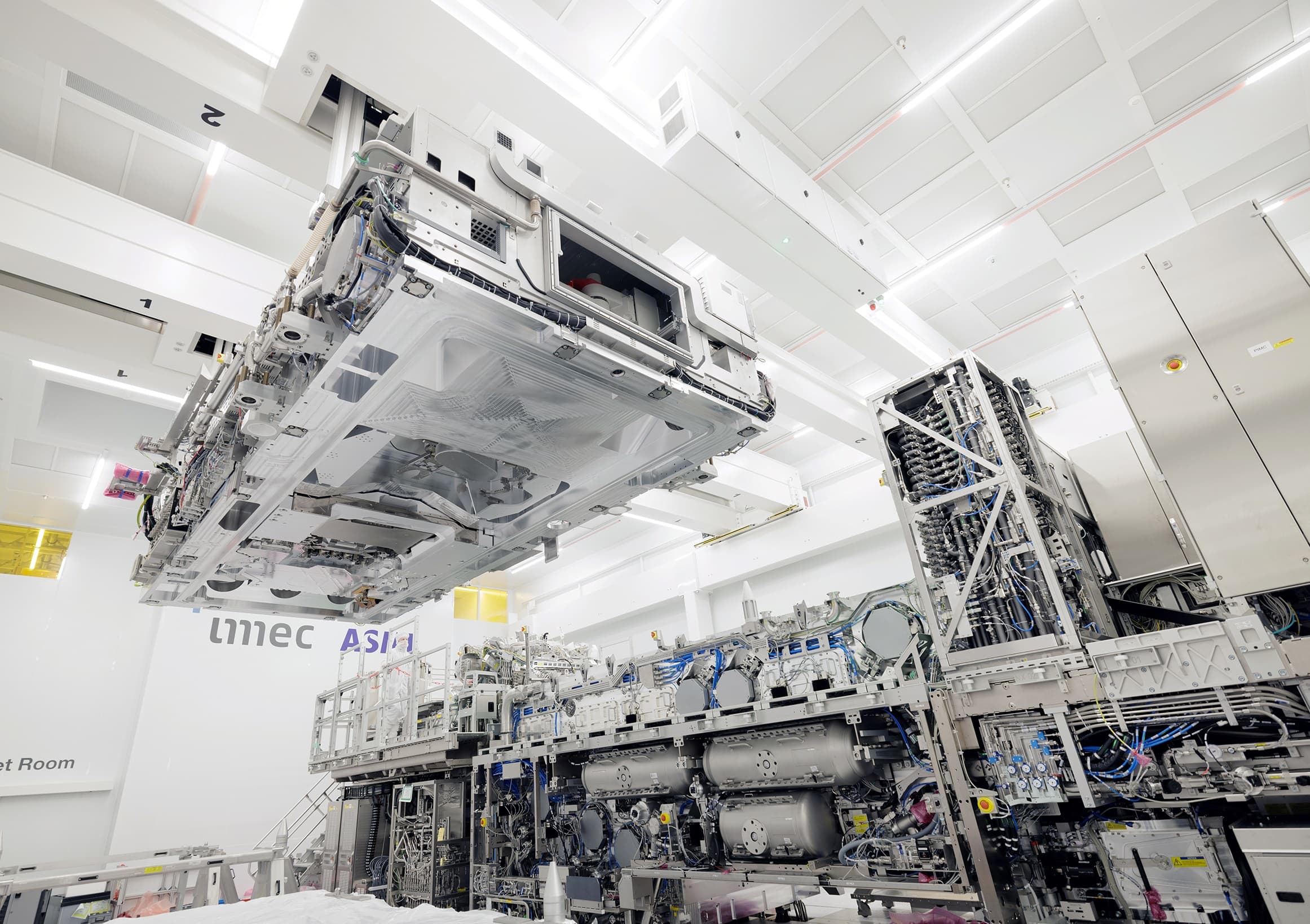 ASML_HighNA_cleanroom_Veldhoven_025 High-NA EUV lithography equipment inside a bright cleanroom at imec and ASML's joint lab