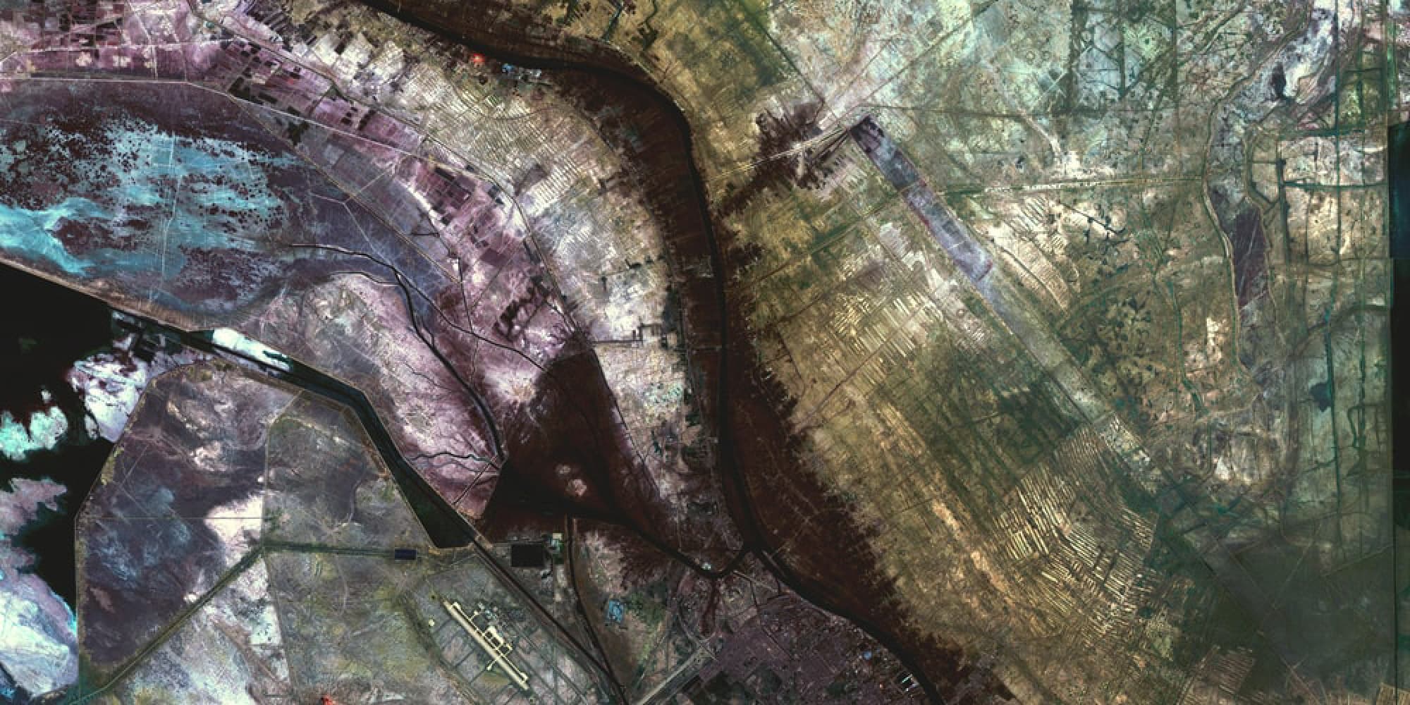 Atlas-van-kleine-praktische-Utopieen Abstract satellietachtig beeld van een landschap met velden, wegen en waterwegen in gedempte kleuren