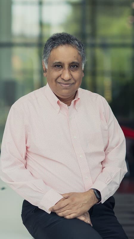 Barun-Dutta Portrait of Barun Dutta, Chief Scientist and imec fellow, seated in a light pink shirt