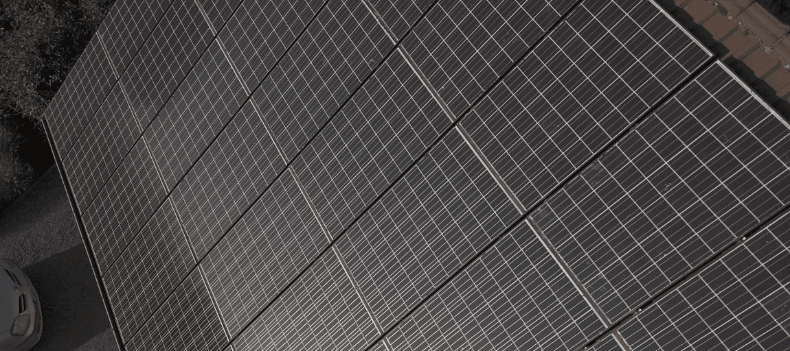 BIPV4Al-Header Dak bedekt met geïntegreerde zonnepanelen in een rasterpatroon