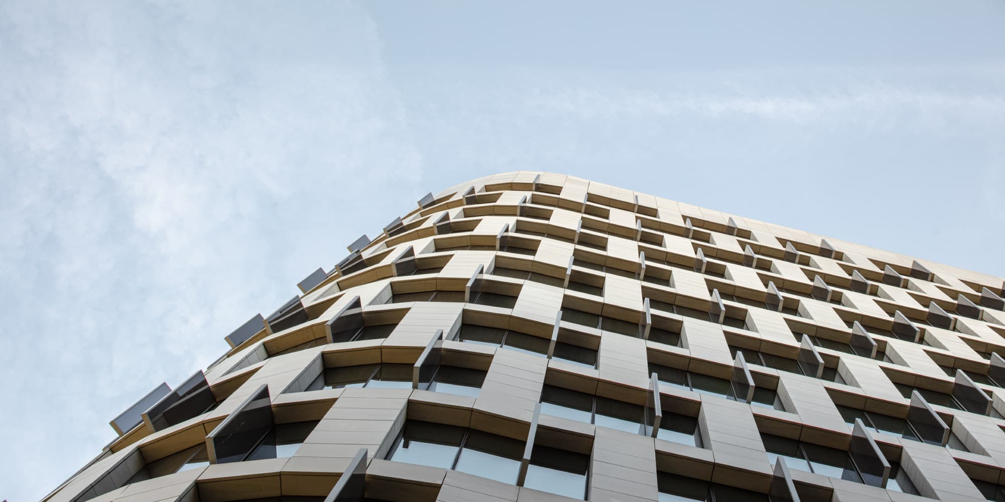BIPV4ALL Gebouwgeïntegreerde zonnepanelen op de gevel van een modern gebouw