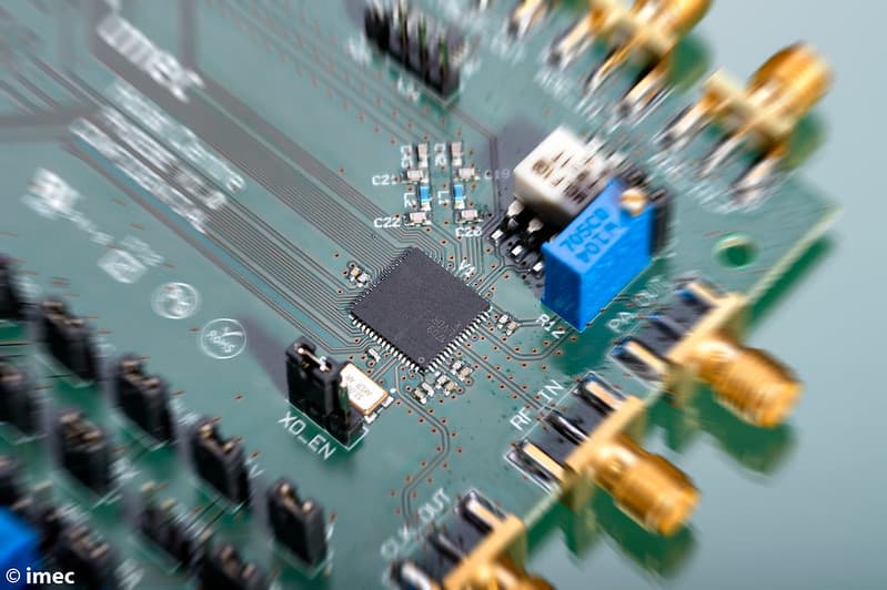 BLE_2 Close-up of a circuit board with a central chip and RF connectors, suggesting wireless location hardware