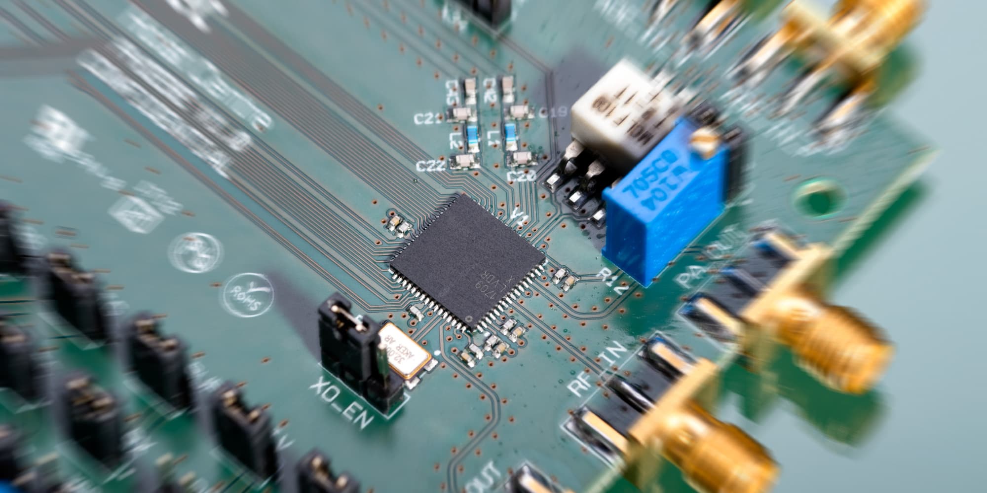 BLE Close-up of a wireless circuit board with a central chip and radio connectors