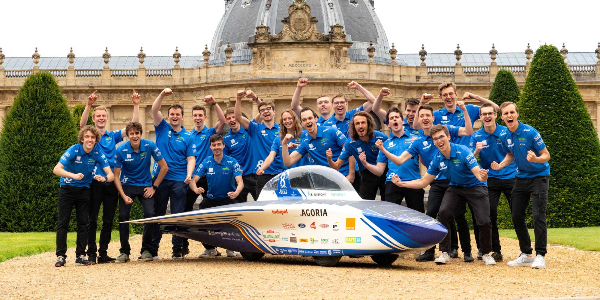 bluepoint-atlas BluePoint Atlas-zonnewagen met juichend studententeam in blauwe shirts