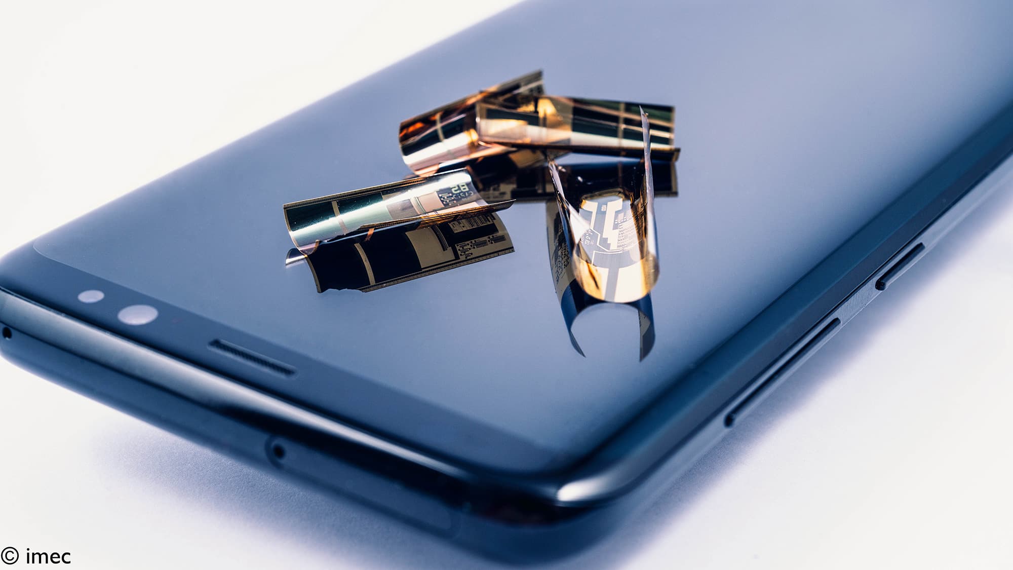 capid-c-touch001_1 Flexible electronic tags on a smartphone screen, showing curved translucent strips
