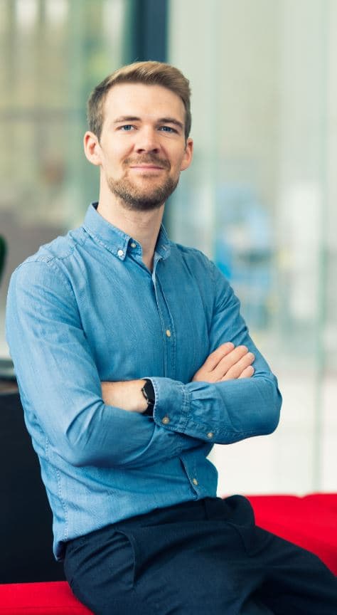 CaptureNV_1 Portrait of Niels Verellen, an imec senior photonics researcher, seated with arms crossed