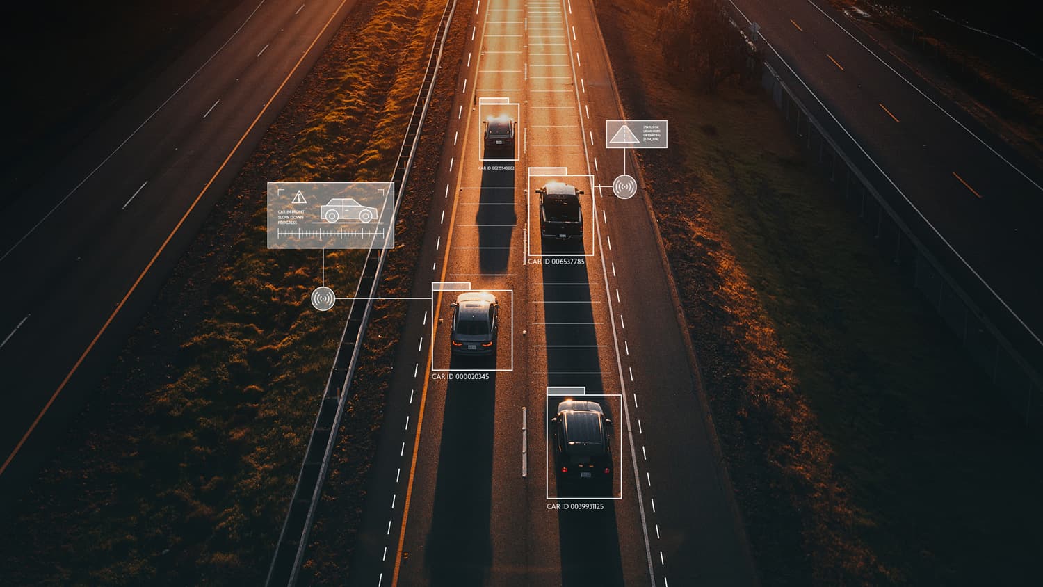 car_id_resize Auto’s op een snelweg met detectievakken voor autonoom rijden en gegevensoverlays