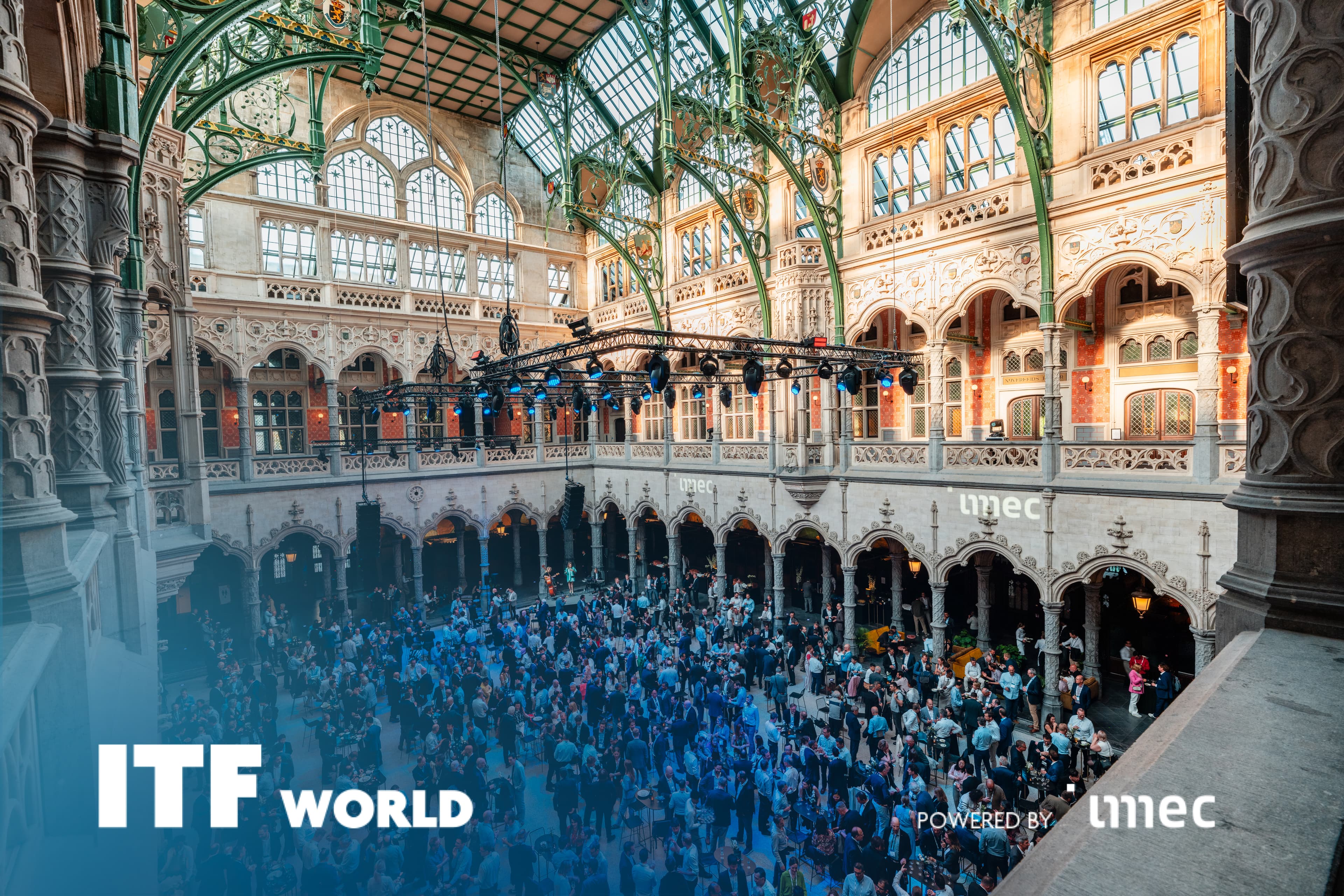 ITF World Dinner in historischer Halle mit imec Branding Crowded ITF World dinner in a grand historic hall with imec branding projected on the walls