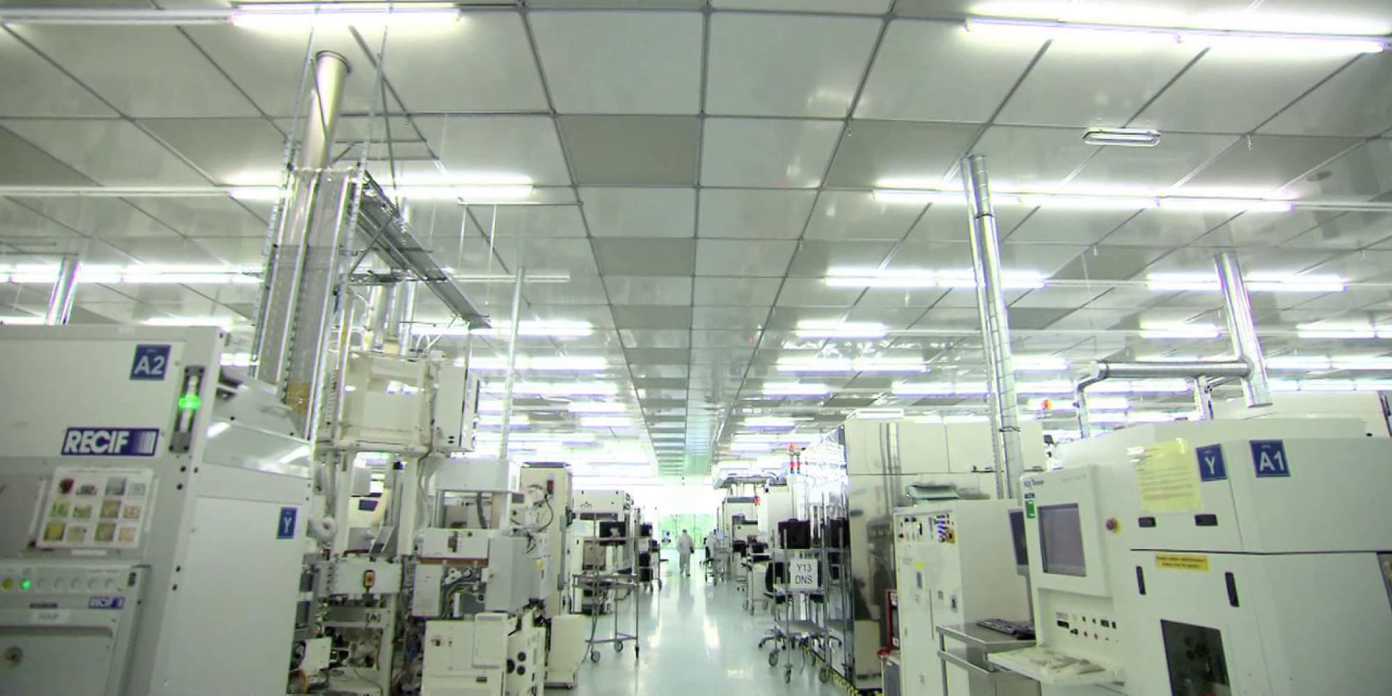 cleanroom 300mm cleanroom with semiconductor equipment and bright overhead lighting
