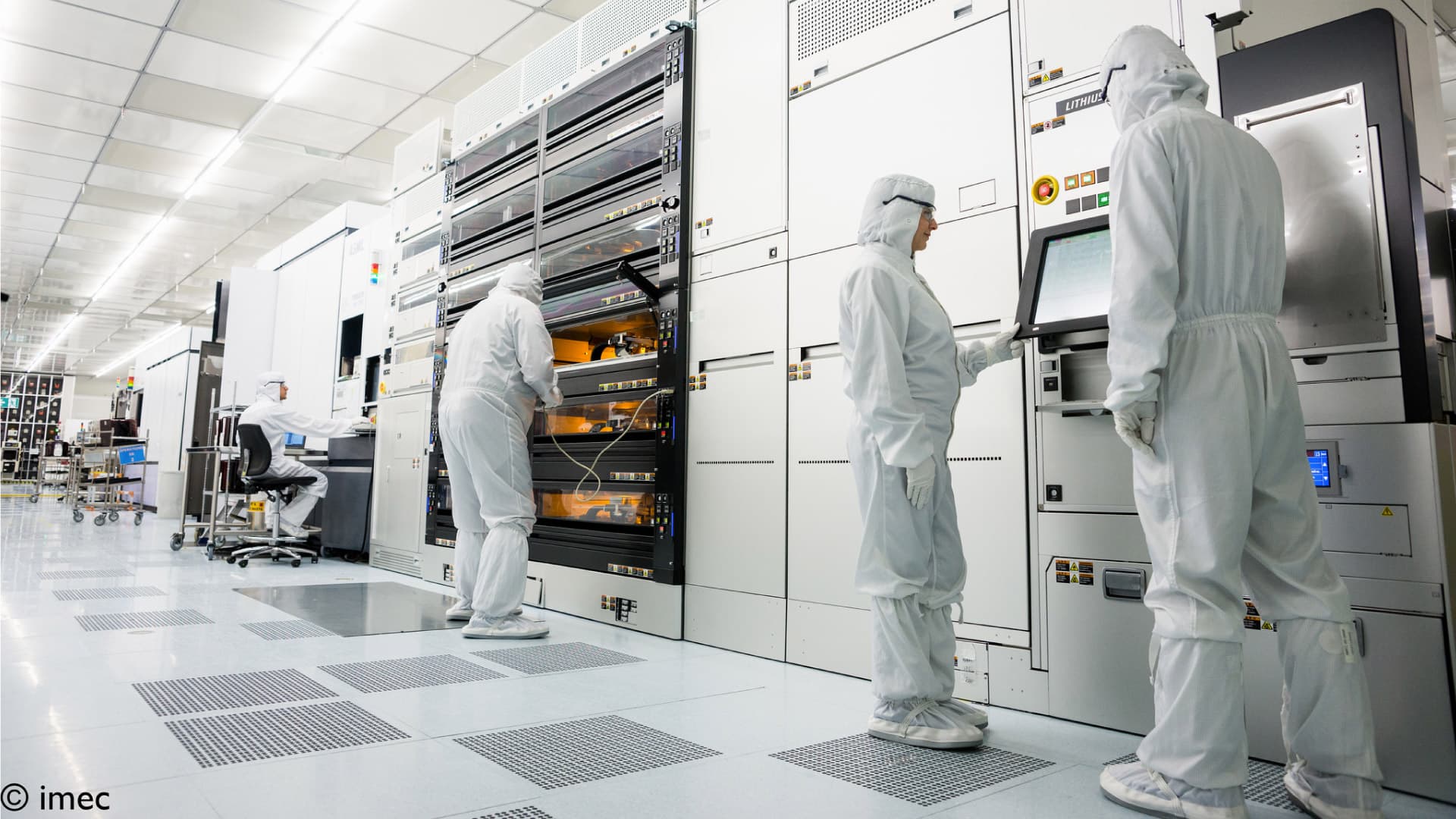 cleanroom Onderzoekers in cleanroompakken die werken met halfgeleiderapparatuur in een imec-cleanroom