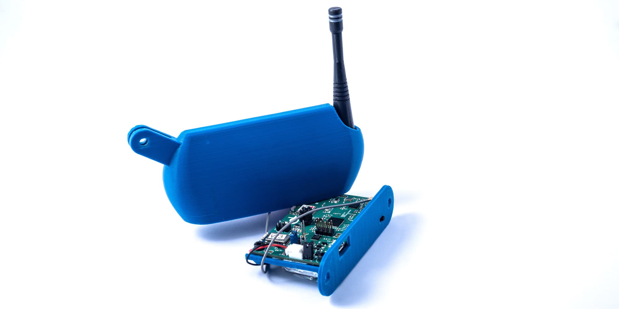Conamo001_2 Blauw sensorapparaat met een printplaat en antenne op een witte achtergrond