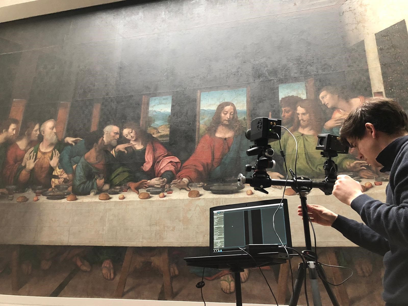 da_vinci_opstelling_1 Researcher uses a hyperspectral camera setup to scan a large mural painting.