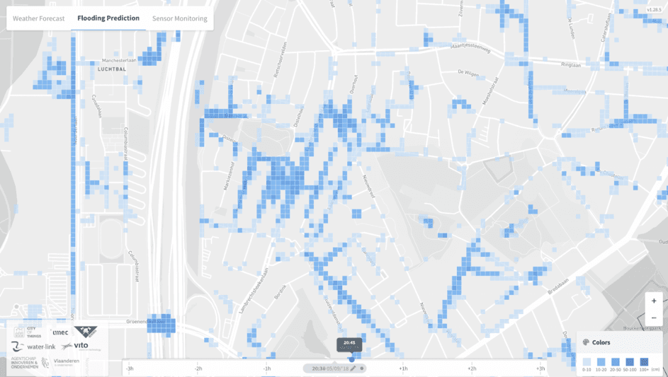Dashboard%20overstromingsrisico Kaart met voorspelde straatoverstromingen met blauwe risicotegels over een stadskaart en dashboardbediening
