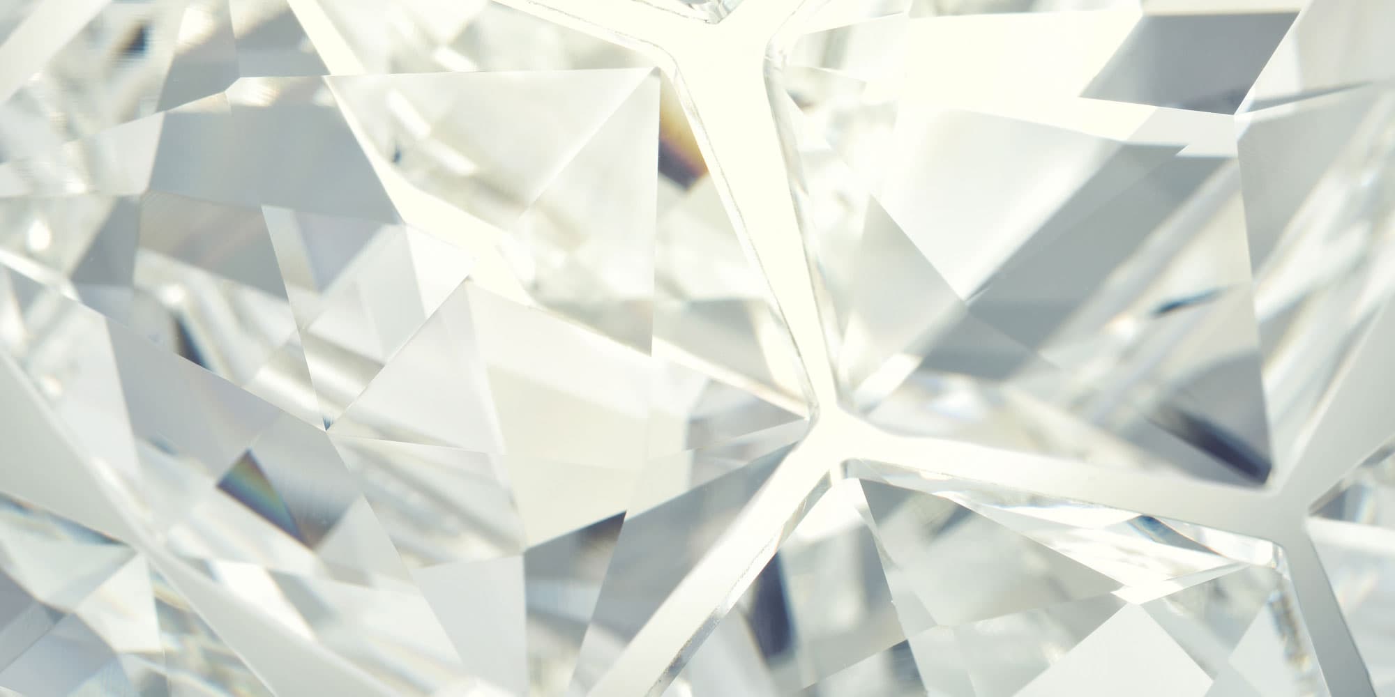 diamant Close-up of faceted diamond crystals reflecting light