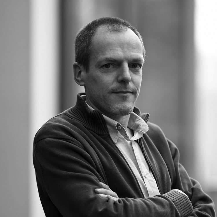 Diederik-Verkest_1 Portrait of Diederik Verkest, Distinguished Member of Technical Staff at imec, with arms crossed