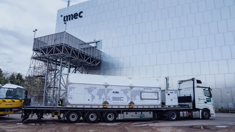 ASML High-NA EUV Maschinenmodul Lieferung an imec ASML High-NA EUV-machineonderdeel wordt in een vrachtwagen afgeleverd bij imec's cleanroom