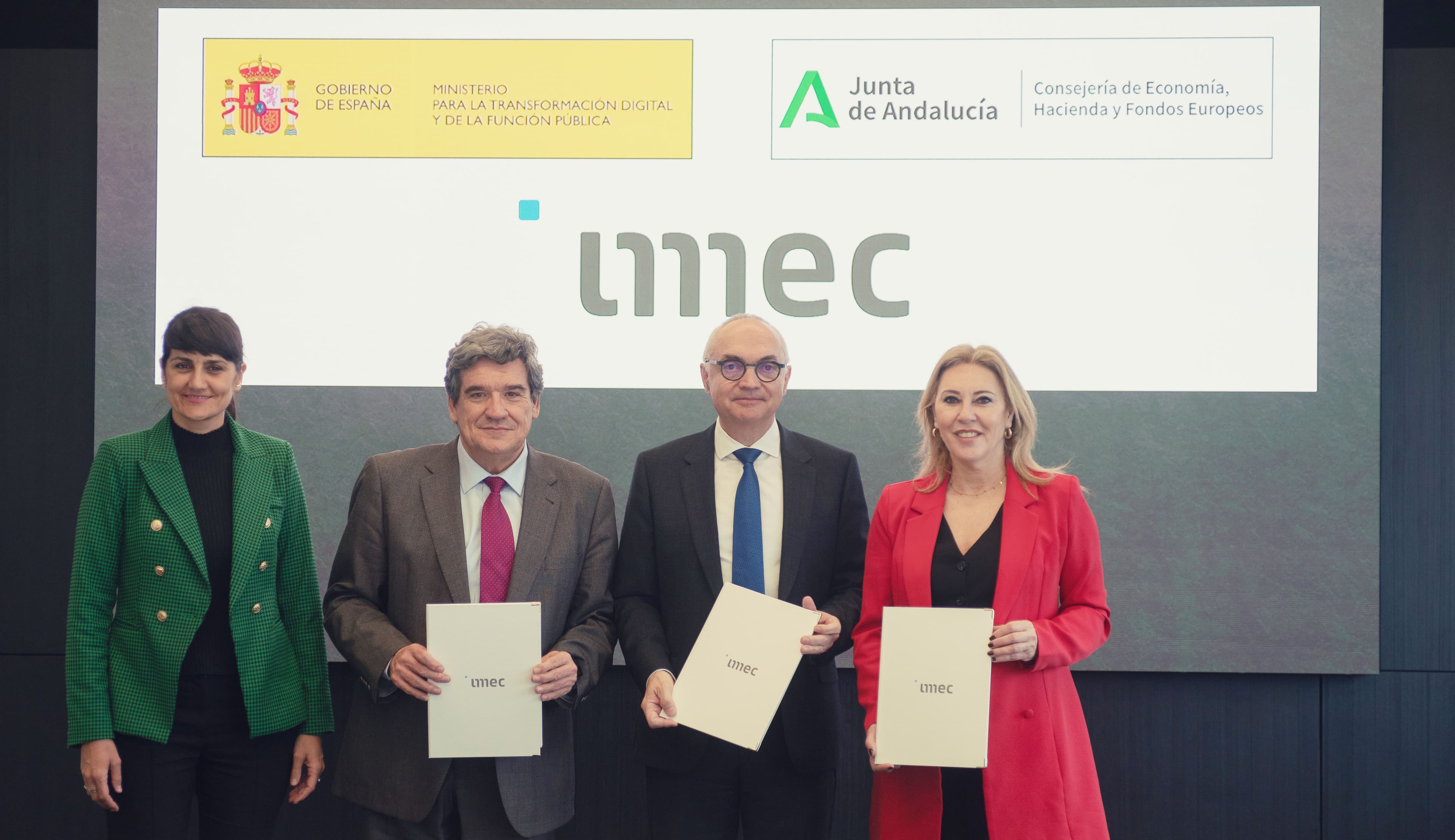 MoU-Unterzeichnung mit imec und Regierungsvertretern Four officials stand in front of imec and government logos, each holding a signed folder at the MoU ceremony.