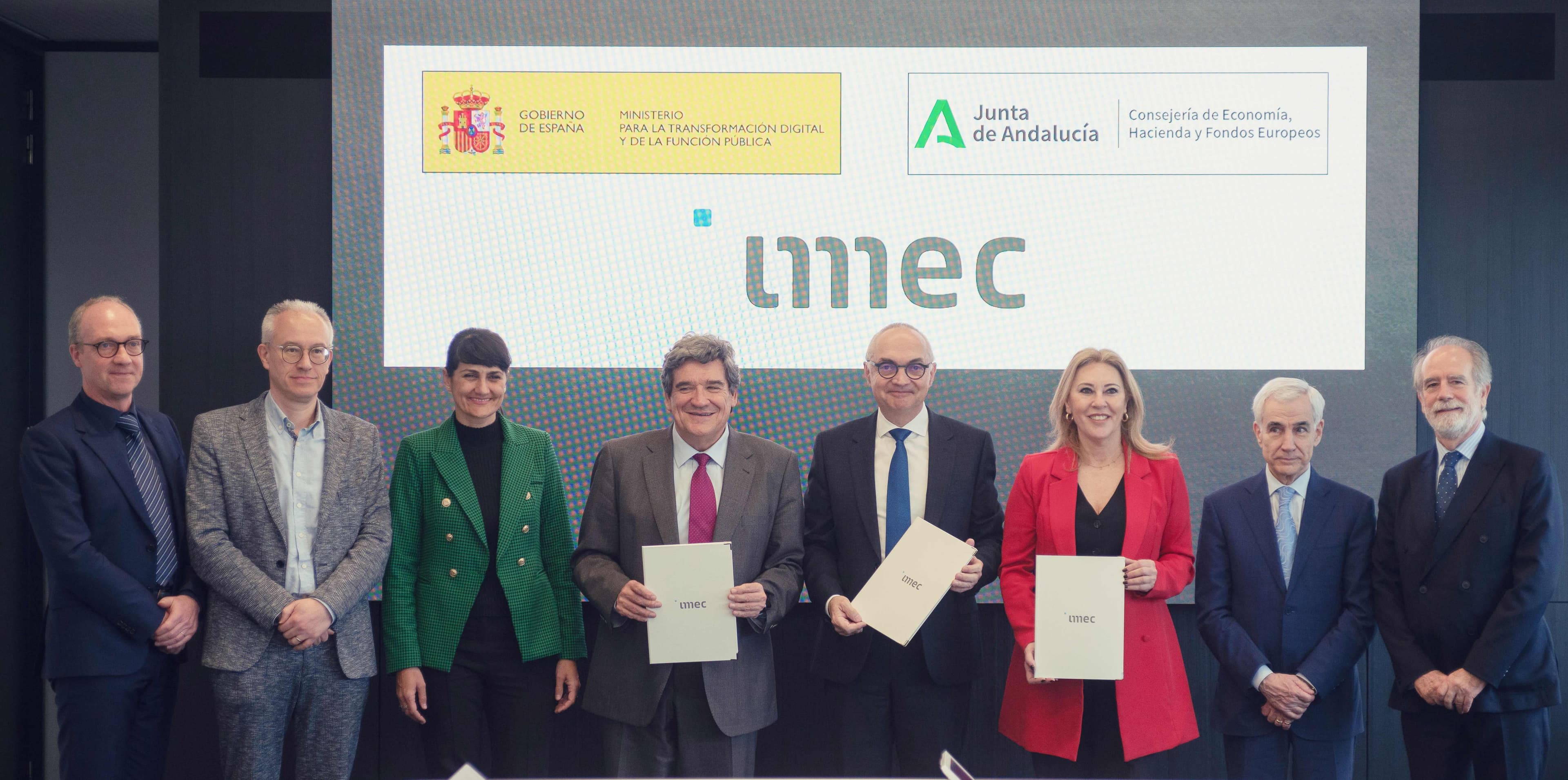 DSC02508 Officials posing with signed imec agreements beneath Spanish government and Junta de Andalucía logos