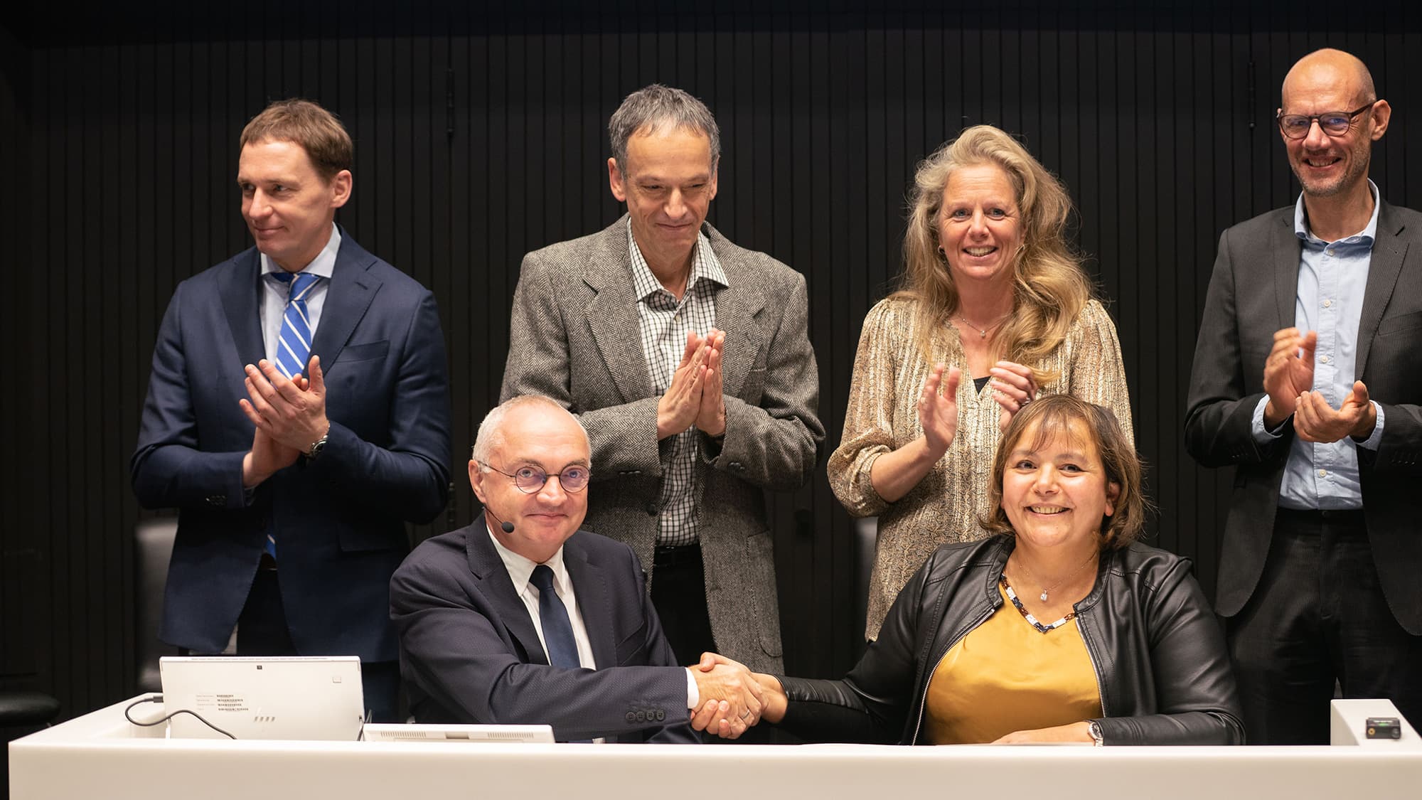 DSC08842 GSK and imec representatives clap and shake hands at a signing ceremony