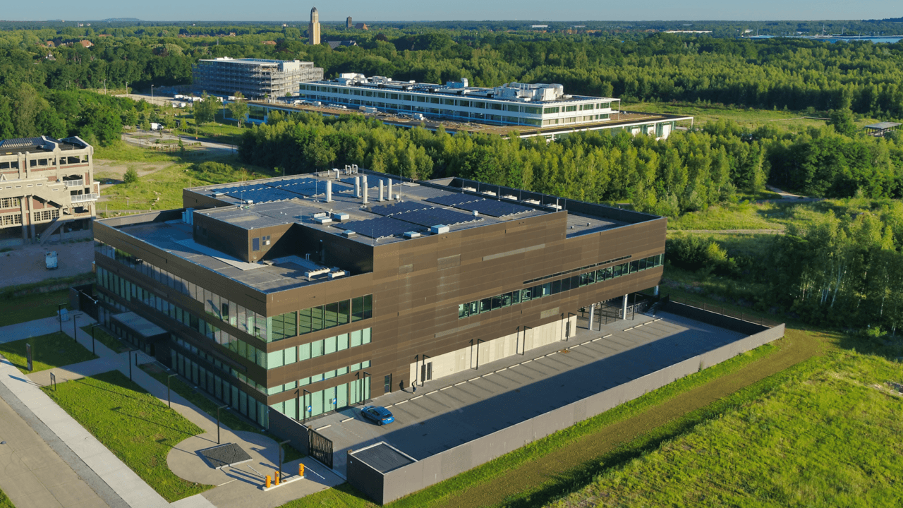 Energyville_drone_0 EnergyVille 2 research building in Genk surrounded by trees