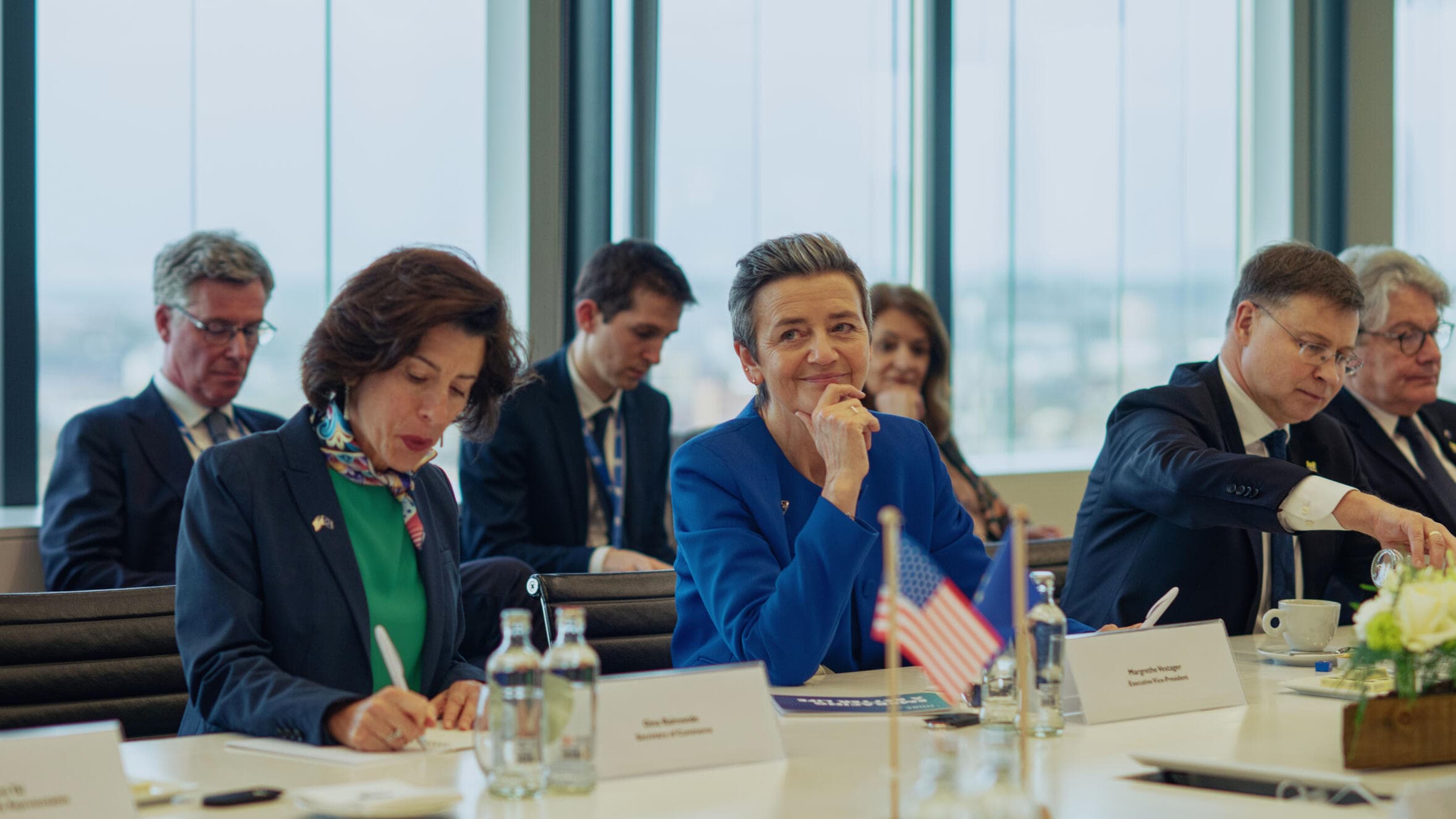 EU-US%20Technology%20council EU- en Amerikaanse functionarissen aan een vergadertafel tijdens de EU-VS Trade and Technology Council bij imec HQ in Leuven