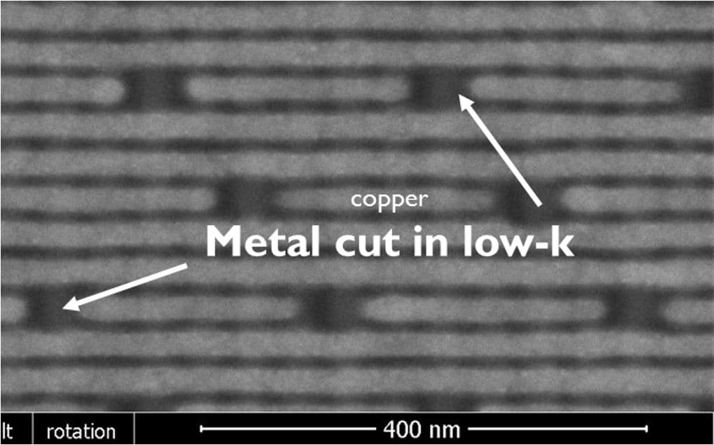 Figure_1_-_5nm_tris_0 Tight copper interconnect lines embedded in low-k material, with arrows marking metal cuts and a 400 nm scale bar.