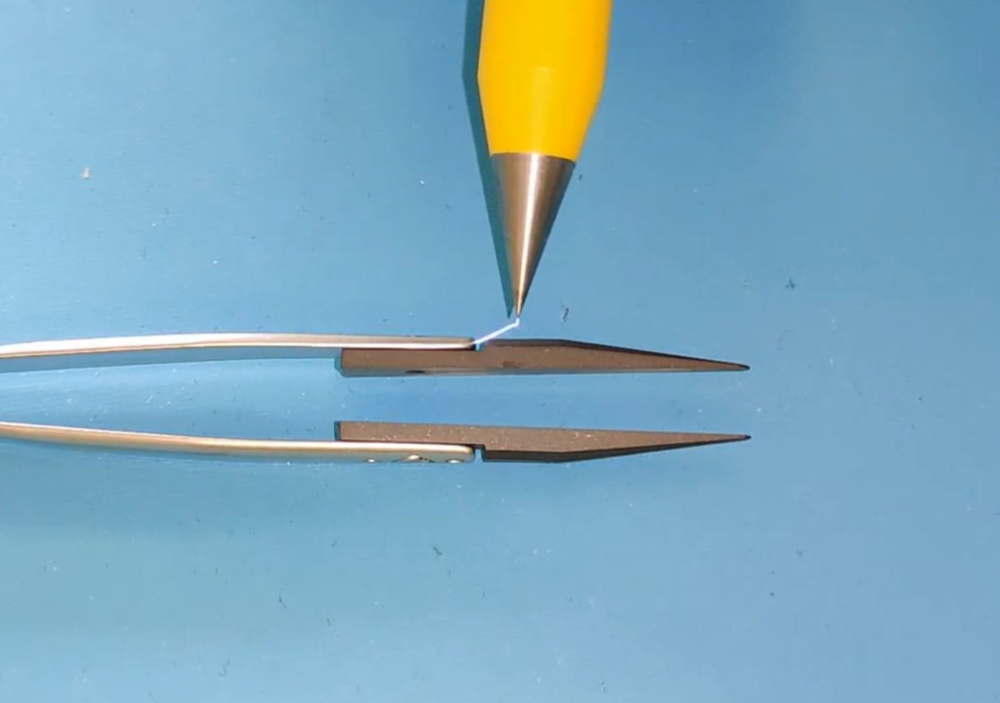Figure%201%20-%20ESD%20prevention%20-%20Tweezer ESD gun discharging onto the metal handle of a tweezer with an ESD-dissipative tip