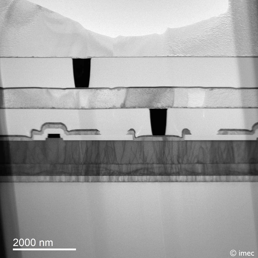 Figure%201%20-%20p-GaN%20HEMT Cross-section of a GaN lateral p-GaN gate HEMT device with layered semiconductor structures and a 2000 nm scale bar.