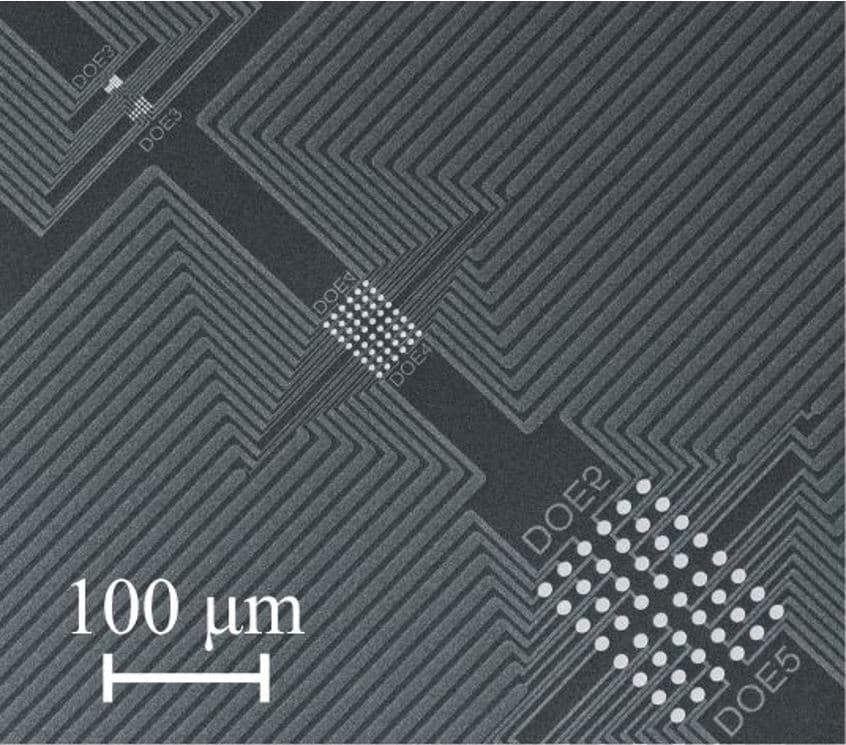 Figure%206%20-%20Electrolithic%20memory%20-%20microelectrode%20arrays Scanning electron micrograph of microelectrode arrays with different-sized electrodes and a 100 µm scale bar.