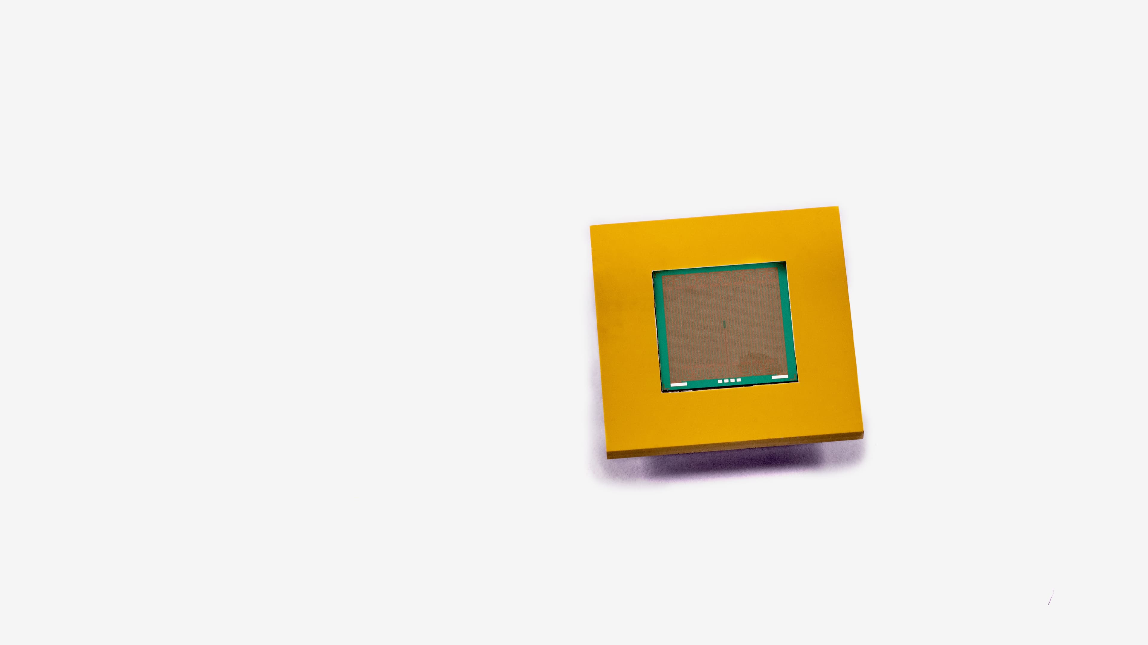 Si-based microfluidic heat sink chip on mounting block Si-based microfluidic heat sink chip on a yellow mounting block