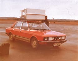 Figuur%203_Automotive%20radar Oranje auto uit de jaren 70 met een grote radareenheid op het dak